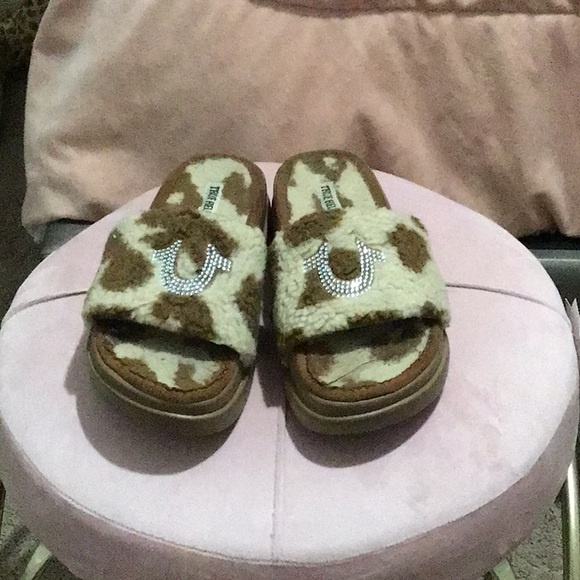 Fuzzy brown platform True Religion slides - Picture 1 of 3